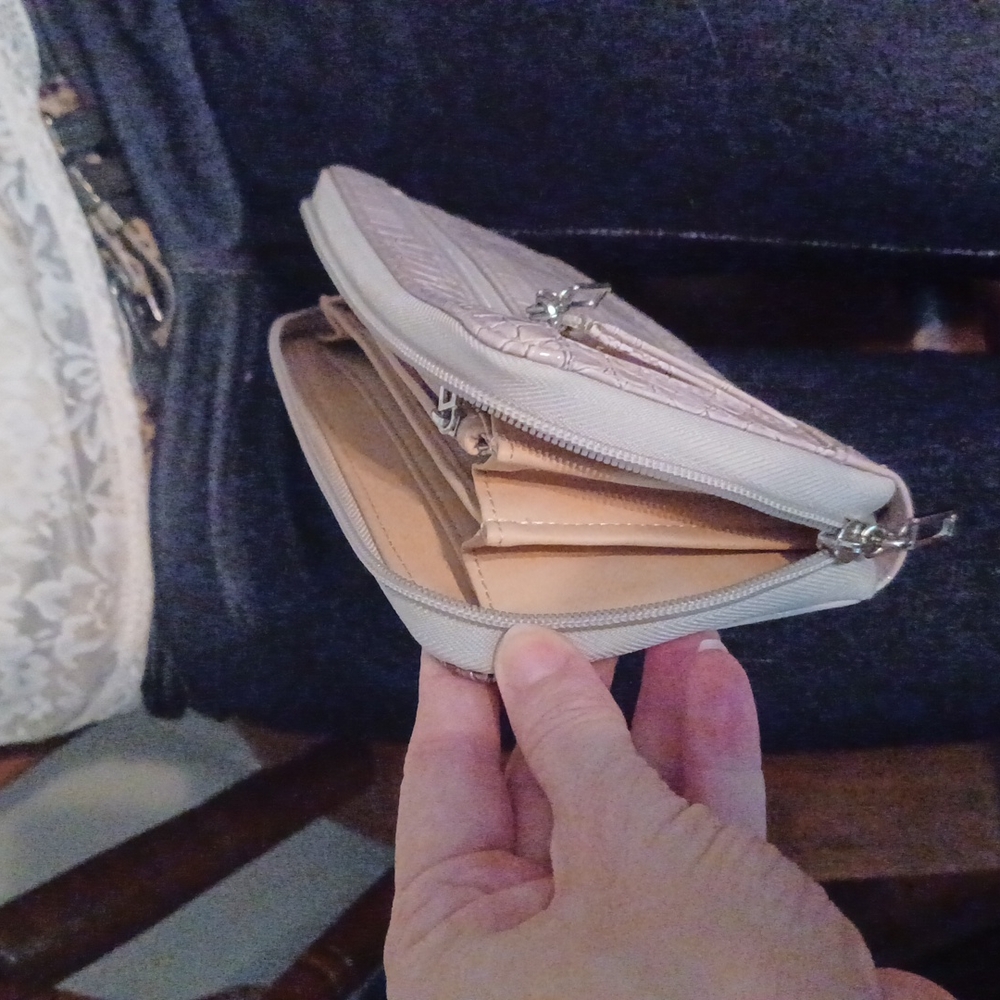 GUESS wallet - Picture 8 of 10